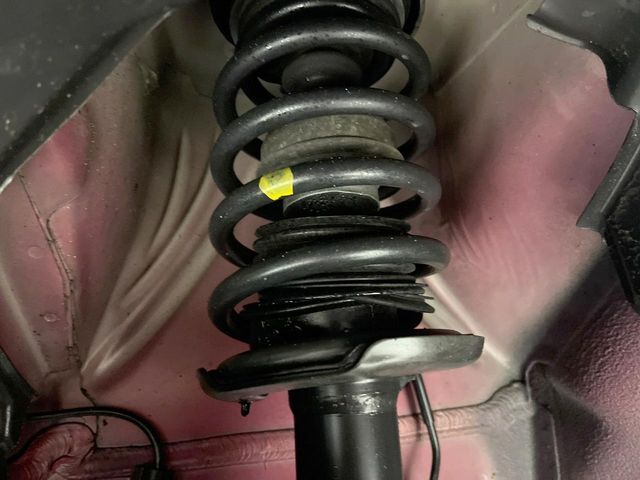 お車を安心してお乗りいただく為には、足回りの定期点検が欠かせません。サービスサポート（有償保証）では無料点検もご提供しており、安心のカーライフをお過ごしいただけるサポート体制が整っています。