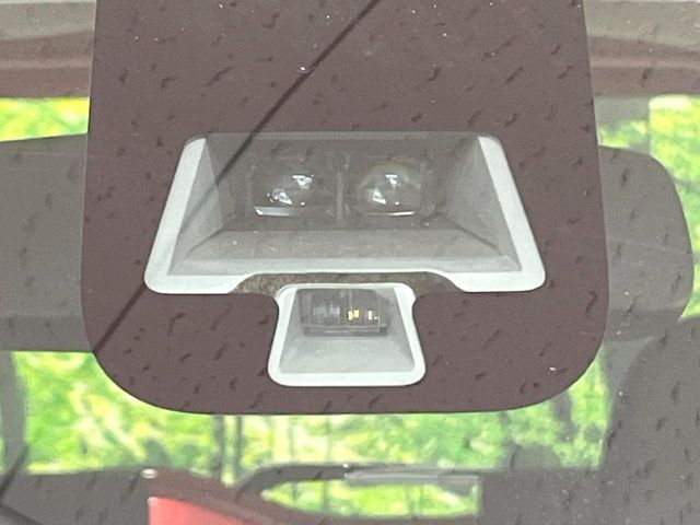 【エマージェンシーブレーキ】走行中に前方の車両等を認識し、衝突しそうな時は警報とブレーキで衝突回避と被害軽減をアシスト。より安全にドライブをお楽しみいただけます。