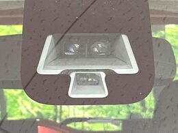 【エマージェンシーブレーキ】走行中に前方の車両等を認識し、衝突しそうな時は警報とブレーキで衝突回避と被害軽減をアシスト。より安全にドライブをお楽しみいただけます。