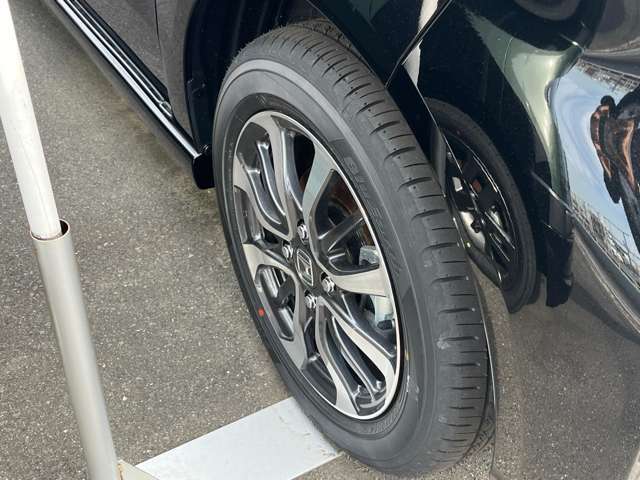 ☆お車についた傷やヘコミ、事故の修理もハヤシにお任せください。自社鈑金工場で修理ができますの安心です☆