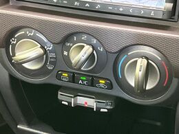 寒い冬も暑い夏も全席に快適な空調を届けてくれる、ダイヤル式エアコンを装備♪