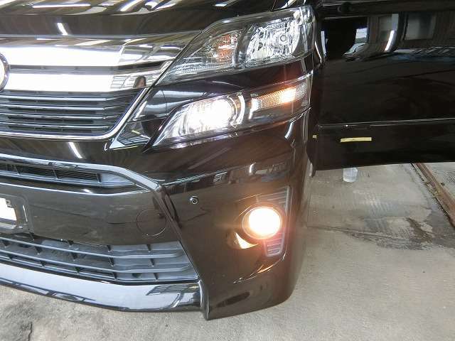 ハロゲンの2倍の光量ディスチャージヘッドランプ（HID）、フォグランプ付き
