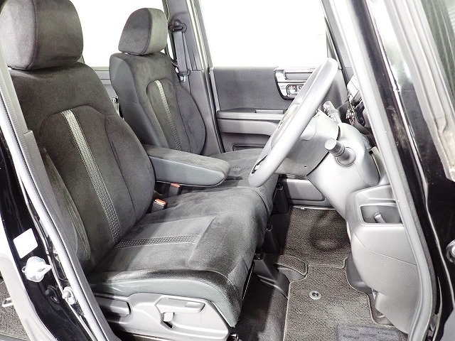 フロントシートはベンチシートです、運転席と助手席の移動が簡単です。真ん中にはアームレストも装備されています！ また運転席シートの高さも調整できます。