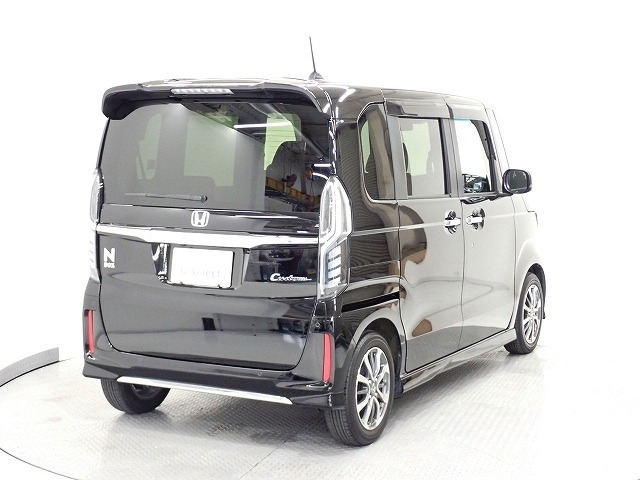 プライバシーガラスが装備されています。外を見るときには気にならずに、後方車両からは車内が見えにくい設計です、周りを気にせず、快適に運転できますよ。