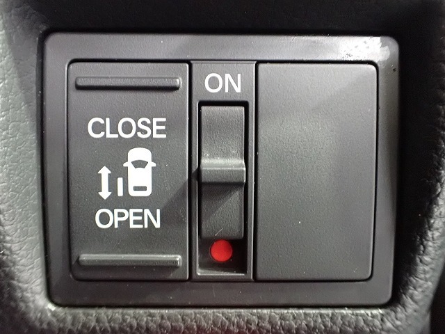 運転席からもスライドドアをボタン操作でスピーディーに開閉できます！またスマートキーでも操作できるので便利です。