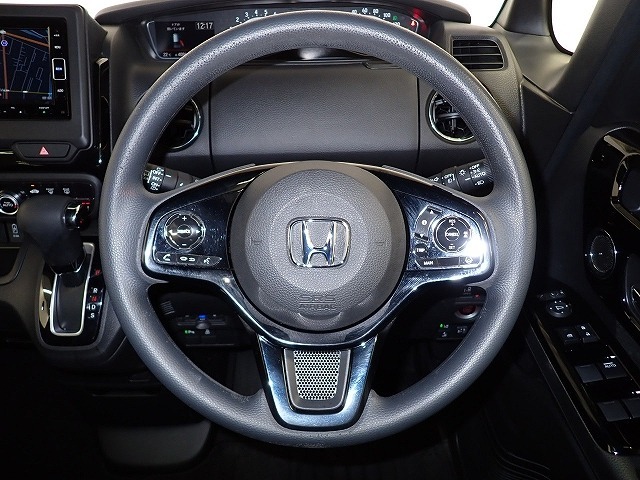ハンドル左側にはオーディオ操作が出来るオーディオリモートコントロールスイッチ、右側にはHonda SENSINGとオートクルーズコントロールのスイッチを装備！