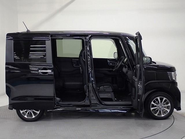 Honda独自のセンタータンクレイアウト、低床設計で床が低くドアも大きく開きますので、女性やお子様、ご年配の方にも一段と乗り降りがしやすくなっています。