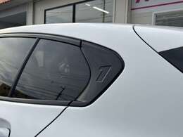 Cピラー前端部分に【1】のレタリングがデザインされました！こちらのお車は後方部分にお直しの跡も見受けられますが、綺麗に修理も完了しております。走行にも影響ございません！