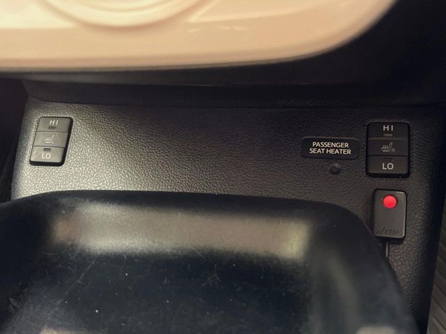 【シートヒーター】寒い日に重宝するシートヒーター！エアコンより早く温まってくれるので寒がりの人も安心ですね♪エアコンの温風は乾燥するから苦手、という方にもをおすすめです。