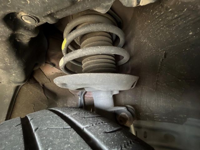 お車を安心してお乗りいただく為には、足回りの定期点検が欠かせません。サービスサポート（有償保証）では無料点検もご提供しており、安心のカーライフをお過ごしいただけるサポート体制が整っています。