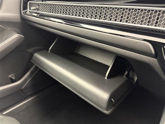 【グローブボックス】『グローブボックス』の画像になります。車検証ケースや日頃使う小物類の収納に便利ですね！