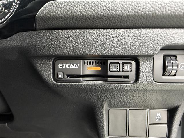 【ETC】有料道路を利用する際に料金所で停止することなく通過できる、ETC車載器（ノンストップ自動料金収受システム機器）が装備されています。セットアップを行うことで利用可能になります。