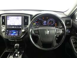 高級感のある運転席回り♪乗っていて落ち着けるデザインです。もちろん使い勝手もとても良いです。