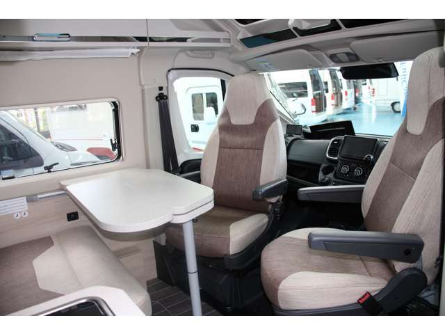 運転席と助手席は回転シートです。キャンピングカーで『思い出作り』をご提供致します！オプションでエアコンの取付も当社へお任せください。