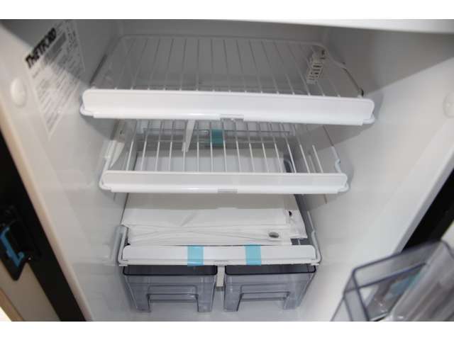 80Lの大型冷凍冷蔵庫です！12V仕様です。家庭用と同じようにお使いいただける容量です。