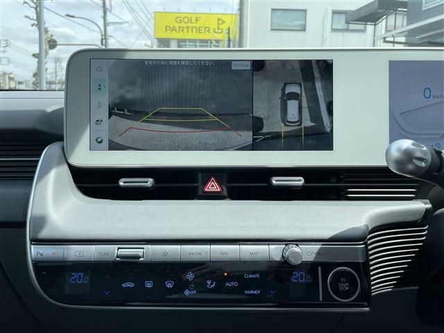 アラウンドビューモニターが搭載されていて、自分の車の位置が一目でわかります。駐車も楽にできますね。フロントとサイドのカメラも付いており、アシストラインが表示されるので、車の感覚を掴むのも簡単です。