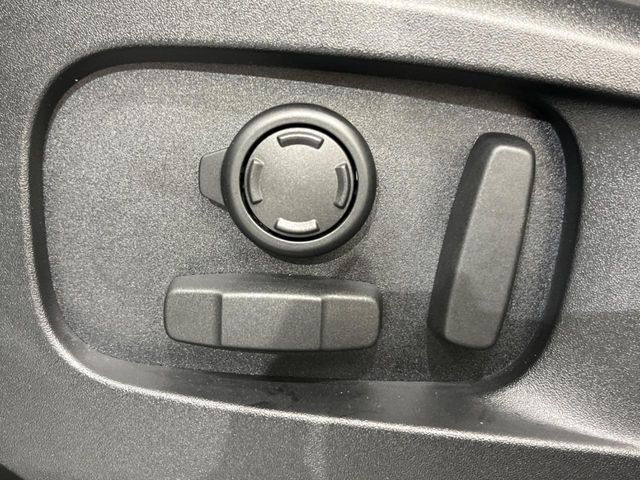 パワーシート『電動パワーシートですので運転中のシート調節も安全に行えます。微調整も可能ですのであなただけのドライビングポジションを実現します。』
