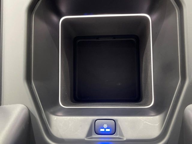 ドライブ中に冷えた飲み物をいつでも楽しめる、フロントセンターコンソールクーラーボックス。冷却具合を2段階で調整可能。