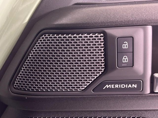 MERIDIANは英国のプレミアムオーディオブランドです。重低音から高音域までしっかりと再現でき、コンサートのような臨場感溢れる音響空間を実現します。どうぞ店頭にてご体感ください。