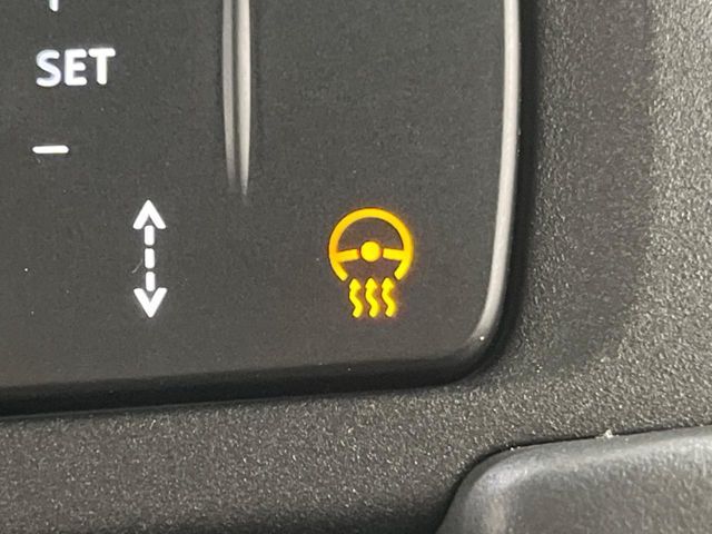 【ステアリングホイール（ヒーター付）】車内の暖房よりも早く手元が暖まるので「手がかじかんでハンドルが握りづらい」「冷え性で冬場がつらい」という寒い時期にはぴったりの機能です♪