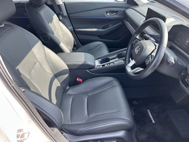 乗り心地の良いフロントシートです。足回りも広々としておりますので、長時間の運転も疲れづらいですよ。