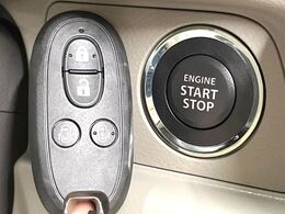 【キーレススタートシステム】カバンやポケットに入れたままでもドアの施錠・解錠が可能なスマートキーを装備。エンジンのオン・オフ時もカギを取り出す必要が無いからとっても便利です♪