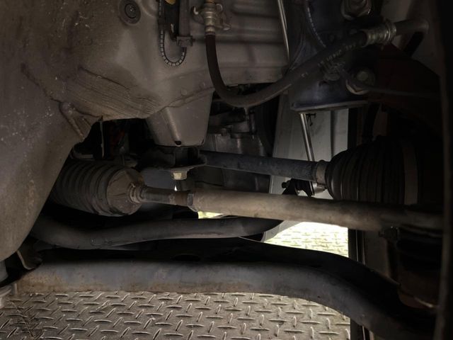 お車を安心してお乗りいただく為には、足回りの定期点検が欠かせません。サービスサポート（有償保証）では無料点検もご提供しており、安心のカーライフをお過ごしいただけるサポート体制が整っています。