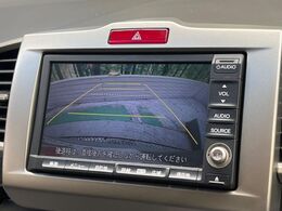 【バックカメラ】駐車時に後方がリアルタイム映像で確認できます。大型商業施設や立体駐車場での駐車時や、夜間のバック時に大活躍！運転スキルに関わらず、今や必須となった装備のひとつです！