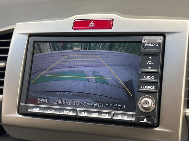 【バックカメラ】駐車時に後方がリアルタイム映像で確認できます。大型商業施設や立体駐車場での駐車時や、夜間のバック時に大活躍！運転スキルに関わらず、今や必須となった装備のひとつです！
