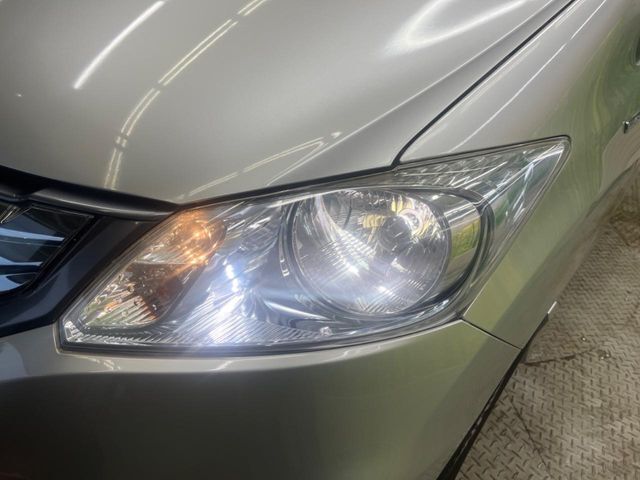 【HIDヘッドライト】非常に明るく前方を照らしてくれるので、悪天候や夜間の走行時も視界良好で安心してお乗りいただけます。