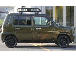 第三者による鑑定とは、お客に代わってプロの鑑定士が中古車の鑑定をするサービスです。第三者機関の鑑定士が公平な目線で内外装・機関・修復歴を鑑定。遠方の方や車に詳しくない方にも安心してお車を選んで頂けます