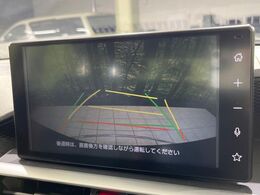 【バックカメラ】駐車時に後方がリアルタイム映像で確認できます。大型商業施設や立体駐車場での駐車時や、夜間のバック時に大活躍！運転スキルに関わらず、今や必須となった装備のひとつです！