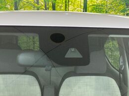【三菱e-Assist】走行中に前方の車両等を認識し、衝突しそうな時は警報とブレーキで衝突回避と被害軽減をアシスト。より安全にドライブをお楽しみいただけます。