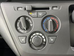 【シートヒーター】寒い日に重宝するシートヒーター！エアコンより早く温まってくれるので寒がりの人も安心ですね♪エアコンの温風は乾燥するから苦手、という方にもをおすすめです。