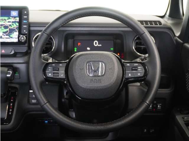 【Honda SENSING】 カメラ等装置で精度の高い検知能力を発揮、安全運転を支援します。ステアリング上のコントローラーに注目！