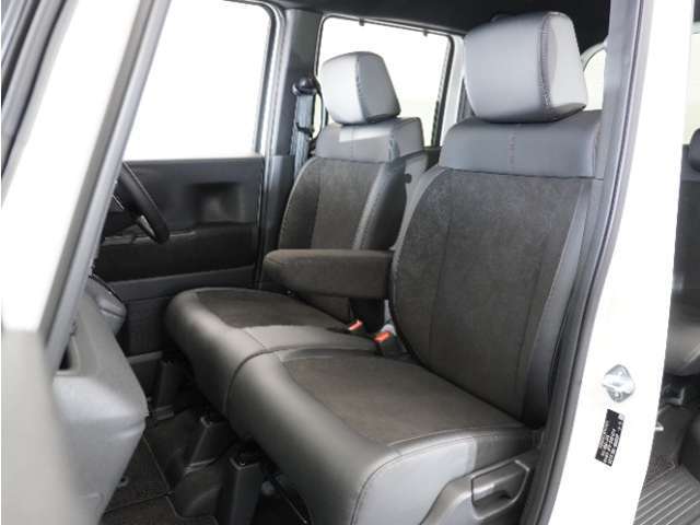 運転席と助手席は足元が繋がっているので自由に行き来しやすいので駐車場が狭いときでも助手席側からスムーズに乗り降りできて便利！