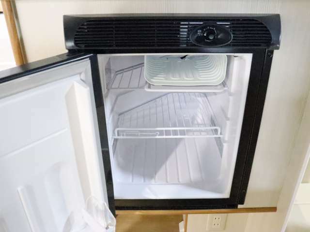 冷蔵庫！いつでも冷たい飲み物をお飲み頂けます！12Vのサブバッテリーより電源供給しております！