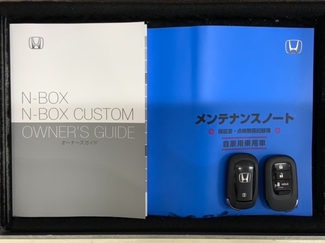 スマートキーは鍵をバッグに入れたままでもドアロックの開閉やエンジンのON・OFFができます。夜間や雨の日も鍵を探さなくて良いので便利です。