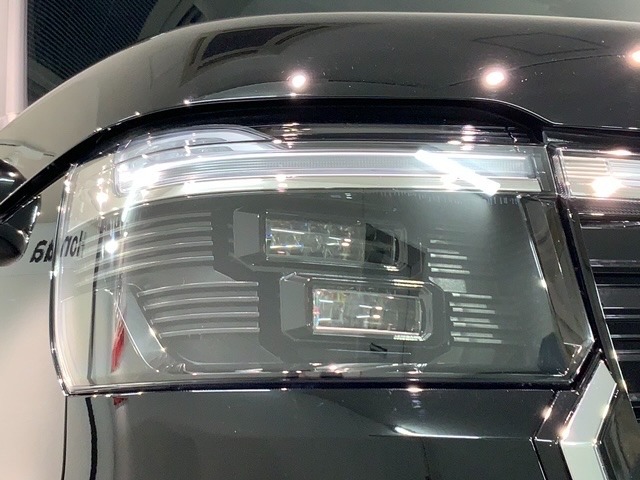 LEDヘッドライトは、点灯の瞬間から最大光量を発揮し、突然暗くなるトンネルなどでの安定感を高めます。