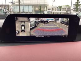 全周囲（360度）カメラを装備　4つのカメラを使いビシッと駐車出来ちゃいます！　一応、目視確認も忘れずにお願いします！