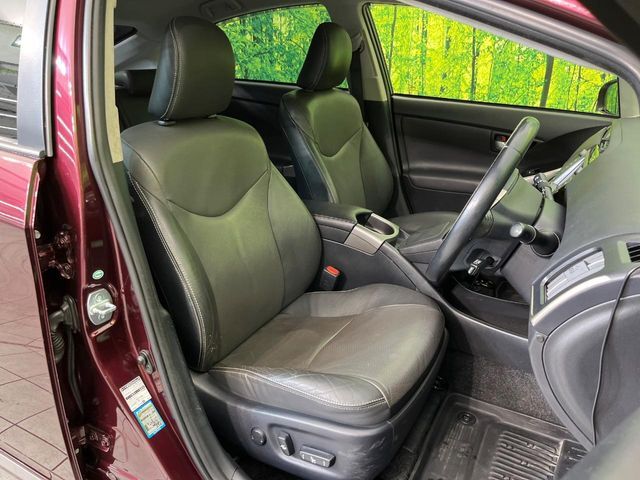 運転席まわりには十分なスペースがあり、大柄な方でもゆったり運転していただける環境です。