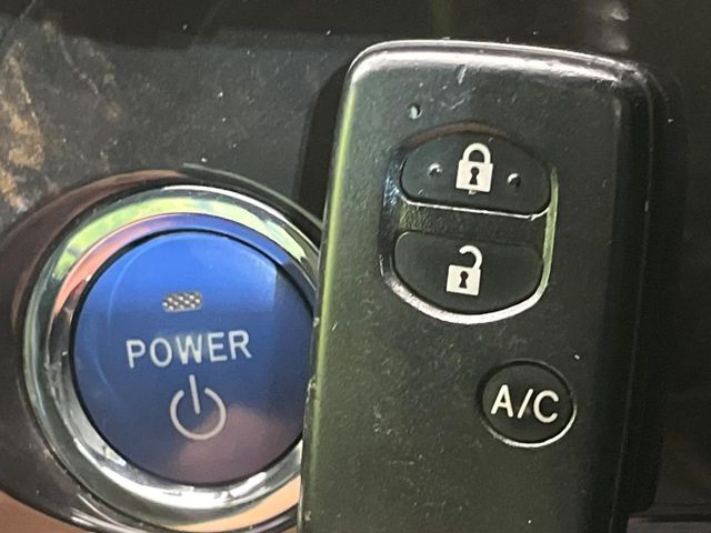 【スマートキー】カバンやポケットに入れたままでもドアの施錠・解錠が可能なスマートキーを装備。エンジンのオン・オフ時もカギを取り出す必要が無いからとっても便利です♪