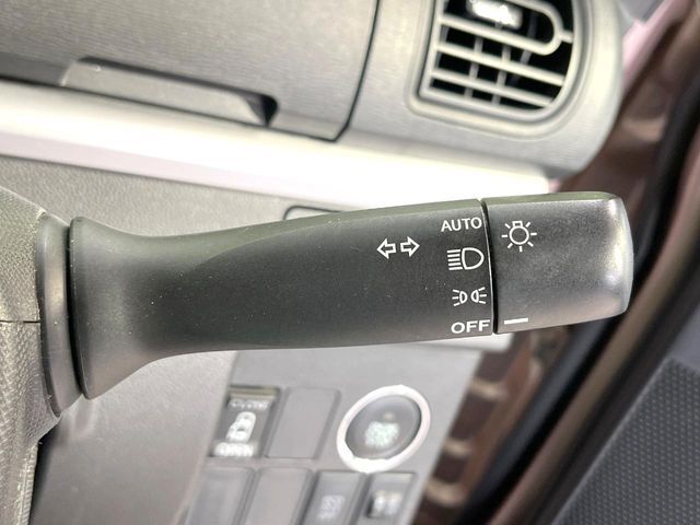 【オートライト】周りの明るさに応じて自動でヘッドライトの点灯・消灯ができる機能です！ライトの付け忘れ・消し忘れなどが無くなり、雨の日や夕方の走行も安心！トンネル通過時も便利ですね♪