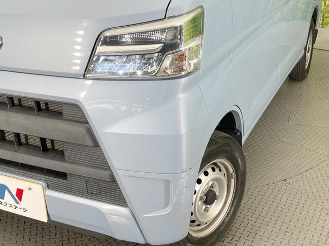【LEDヘッドライト】悪天候や夜間走行時も良好な視界を確保し安心して運転できる高輝度LEDヘッドライトを装備！点灯速度が早く、消費電力も抑えられています。