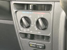 寒い冬も暑い夏も全席に快適な空調を届けてくれる、ダイヤル式エアコンを装備♪