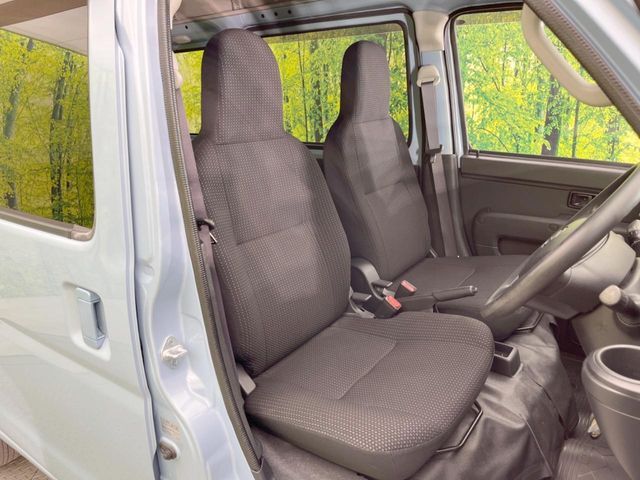 運転席シート廻りは使用感も少なく、良好な状態となっています。前オーナー様が丁寧に使っていたことがよくわかりますね。