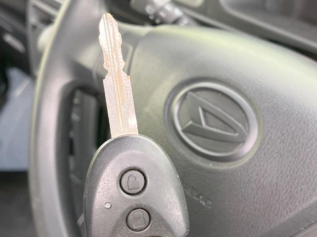 【キーレス】少し離れた場所からでもボタン一つでドアの開錠・施錠ができるのでとっても便利！ドアの鍵穴周りに傷をつけることもありません