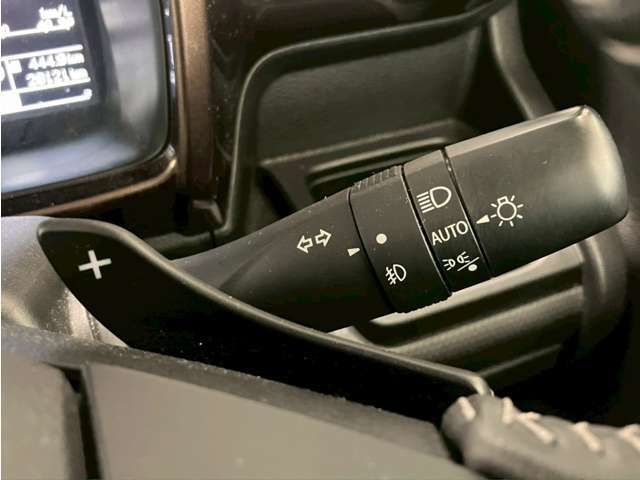 【オートライト】オートライトのメリットは付け忘れや消し忘れが無くなることです。屋内駐車場やトンネルに入ったとき、特に実感できます。