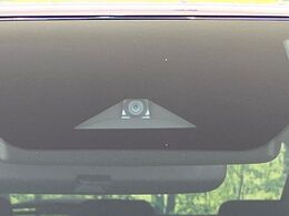 【インテリジェントエマージェンシーブレーキ】フロントカメラで前方の車両や歩行者を検知。衝突しそうな時は衝突被害軽減ブレーキが作動、衝突回避をサポート。より安全にドライブをお楽しみいただけます。