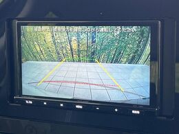 【バックカメラ】駐車時に後方がリアルタイム映像で確認できます。大型商業施設や立体駐車場での駐車時や、夜間のバック時に大活躍！運転スキルに関わらず、今や必須となった装備のひとつです！